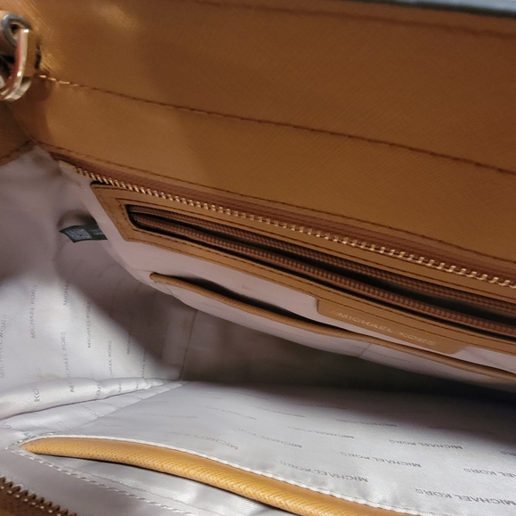 ⭐️Michael Kors Crossbody Bag⭐️ - Picture 10 of 14